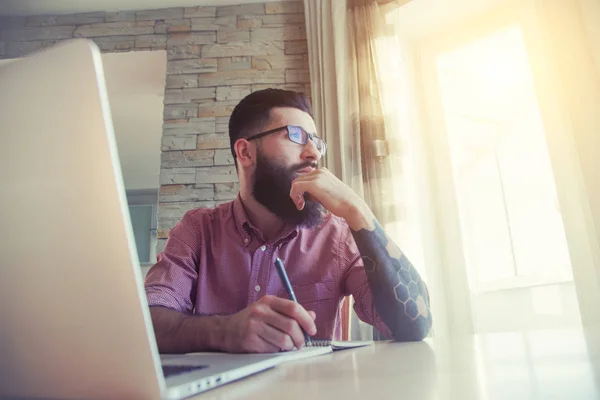 Homem barbudo trabalhando com laptop — Fotografia de Stock