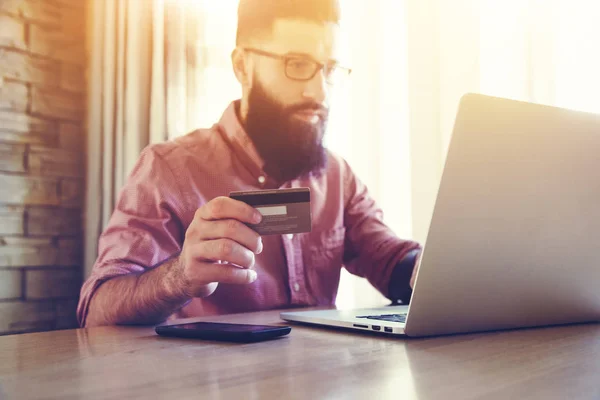 Hombre con tarjeta de crédito y el uso de ordenador portátil. — Foto de Stock