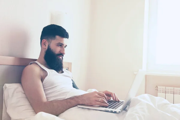 Bearded man  with laptop — Stock Photo, Image