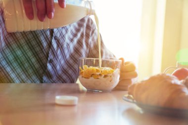 Mısır gevreği ile kahvaltı yapmak