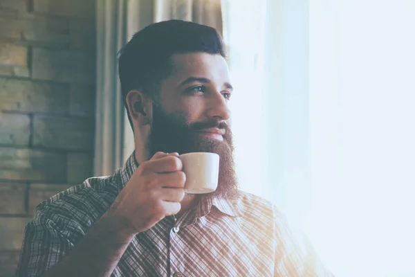 Man met's ochtends koffie drinken — Stockfoto