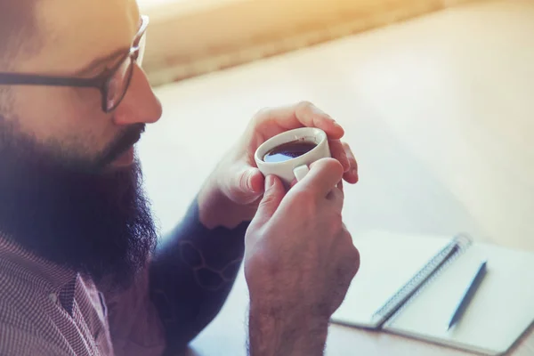 Man met's ochtends koffie drinken — Stockfoto