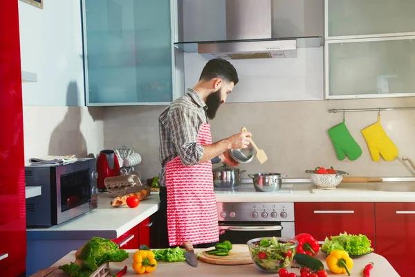 Человек приготовления пищи на кухне — стоковое фото