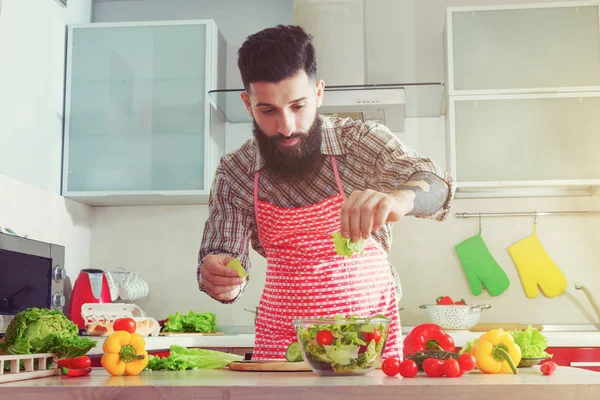 Homme cuisine à la cuisine — Photo