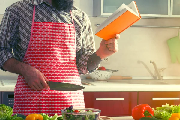 Muž vaření v kuchyni — Stock fotografie