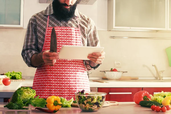 Homme cuisine à la cuisine — Photo