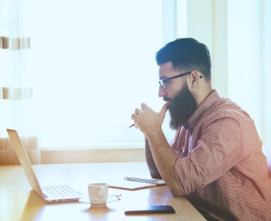 sakallı adam laptop ile çalışma 