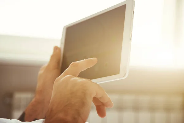 Αρσενικό χέρια με tablet με χρήση της εφαρμογής — Φωτογραφία Αρχείου