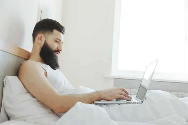 Bärtiger Mann liegt im Morgenbett — Stockfoto