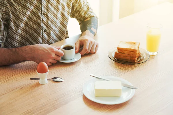 มือผู้ชายกับกาแฟตอนเช้า มีอาหารเช้าที่ดีต่อสุขภาพ — ภาพถ่ายสต็อก
