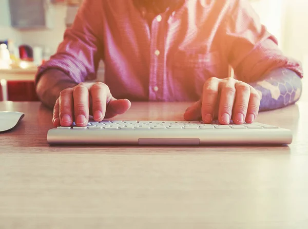 Mãos masculinas trabalhando com computador — Fotografia de Stock