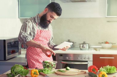 adam mutfakta sebze salatası yapmak