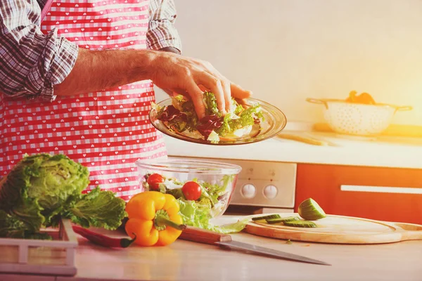 Чоловік робить здоровий овочевий салат — стокове фото
