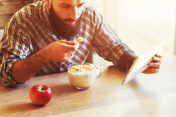 Barbudo comiendo copos de maíz — Foto de Stock