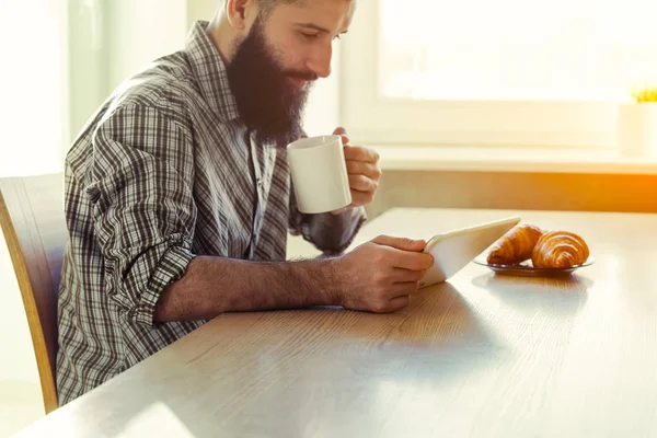 Sorridente uomo barbuto bere caffè — Foto Stock