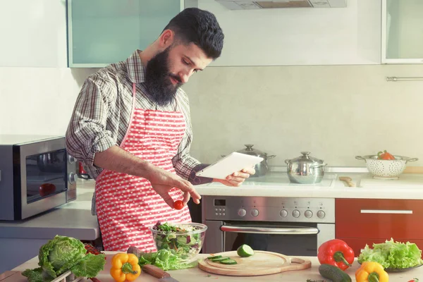 Homme faisant salade de légumes dans la cuisine — Photo