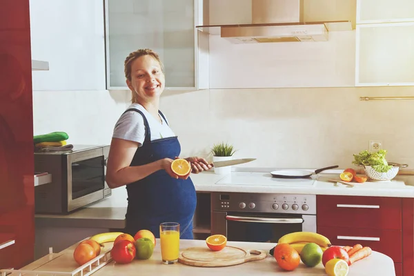 Femme enceinte faisant du jus de fruit sain — Photo