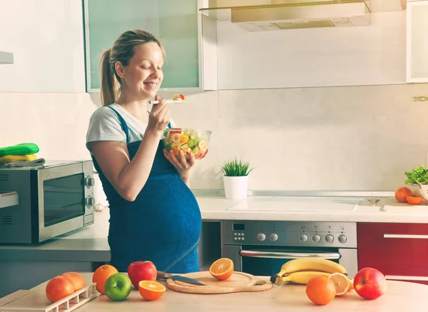 Femme enceinte manger de la salade de fruits — Photo