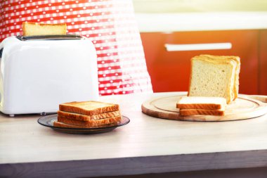 sabah kahvaltıda kızarmış ekmek