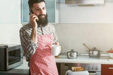 sakallı adam sabah kahve içme 