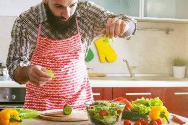 adam sağlıklı sebze salatası yapmak