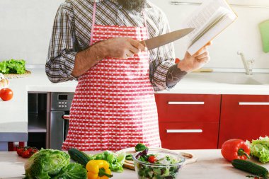 adam sağlıklı sebze salatası yapmak