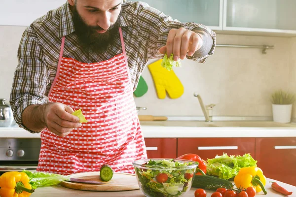 Чоловік робить здоровий овочевий салат — стокове фото