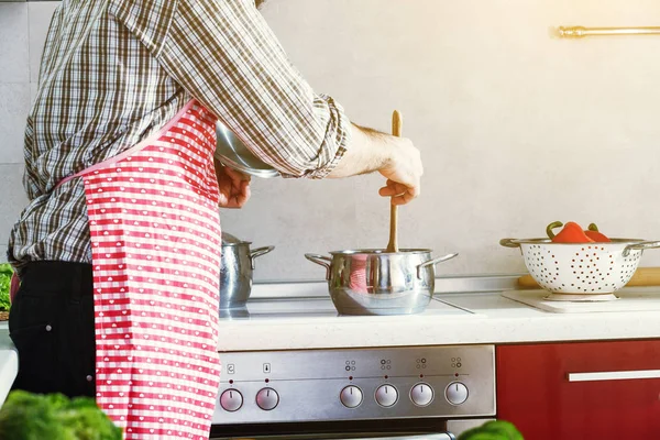 Man cooking at kitchen — Stock Photo, Image