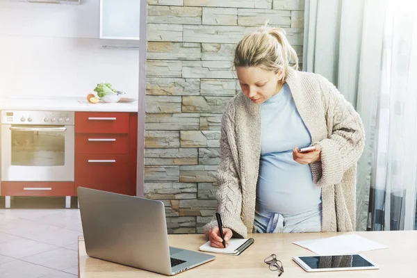 Mujer embarazada trabajando en casa — Foto de Stock