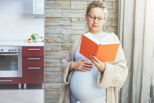 Mujer embarazada lectura libro — Foto de Stock