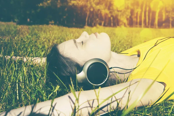 Mujer bonita escuchando música y relajándose —  Fotos de Stock