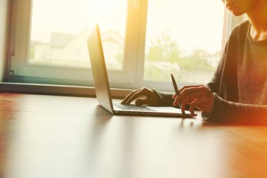 dizüstü bilgisayar ve notebook işyerinde teslim