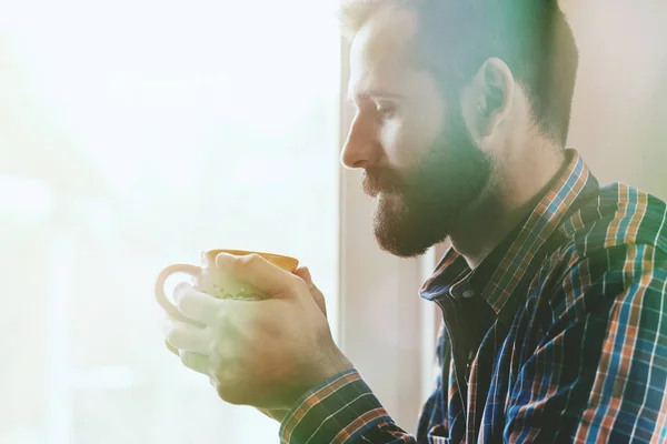 Homem barbudo com xícara de café — Fotografia de Stock