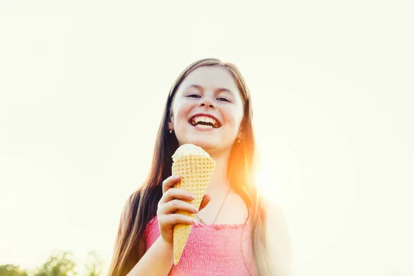 Redhead girl eating ice cream — Stock Photo, Image