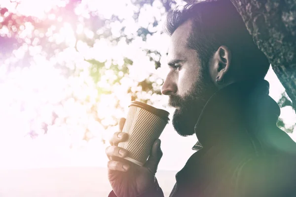 Barbudo hombre con taza de papel —  Fotos de Stock