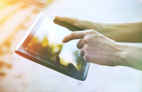 Mani con tablet digitale tramite app — Foto Stock