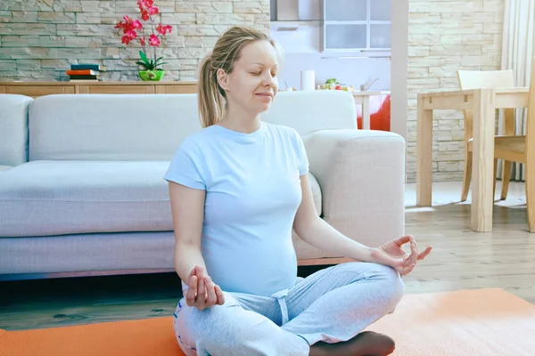 Gravid kvinna som utövar yoga — Stockfoto