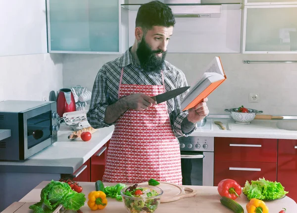 Homme faisant salade de légumes sains — Photo