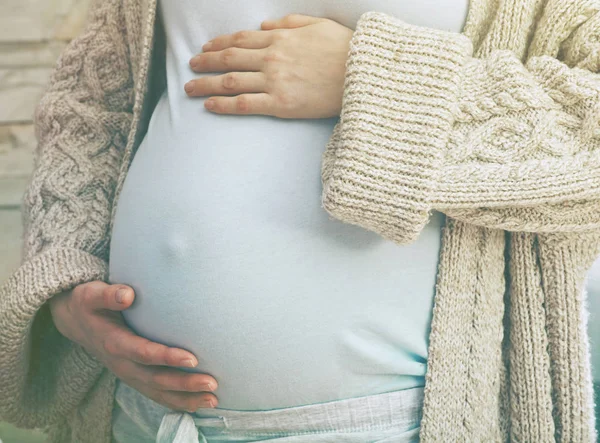 Mujer embarazada con las manos en el vientre — Foto de Stock