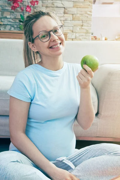 Mujer sana embarazada comiendo manzana — Foto de Stock