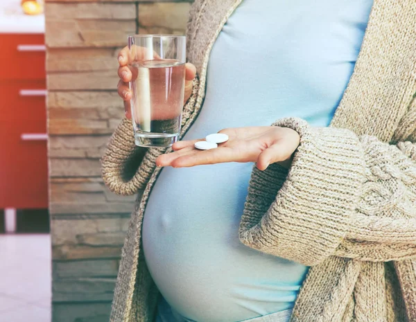 Mujer embarazada con vaso de agua — Foto de Stock