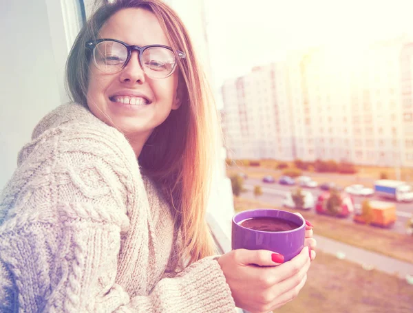 Mujer alegre bebiendo café — Foto de Stock