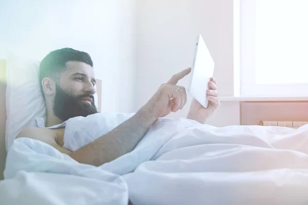 Ember az ágyban reggel digitális tabletta — Stock Fotó