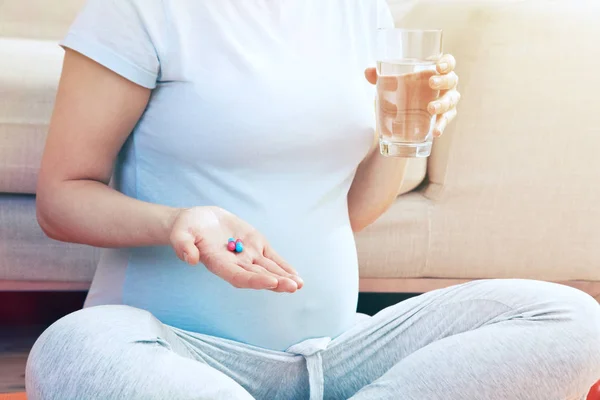 Gravid kvinna med glas vatten — Stockfoto