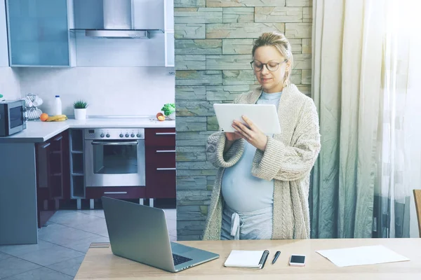 Mujer embarazada trabajando en casa — Foto de Stock