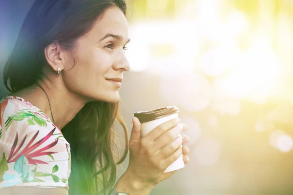 Красивая женщина с утренним кофе — стоковое фото