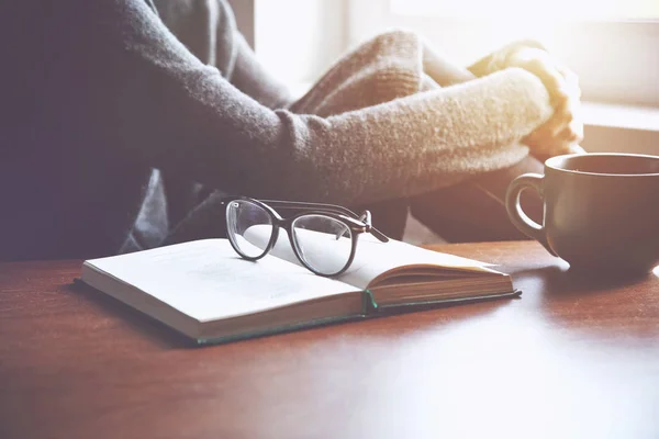 Frau ruht sich nach dem Lesen aus — Stockfoto