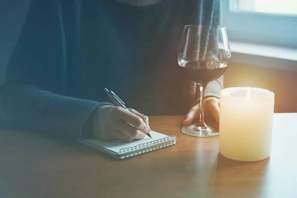ペンとグラスワインで女性の手 — ストック写真