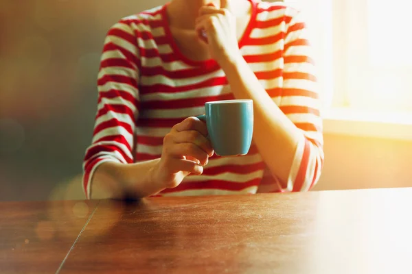 Mãos meninas com xícara de café — Fotografia de Stock