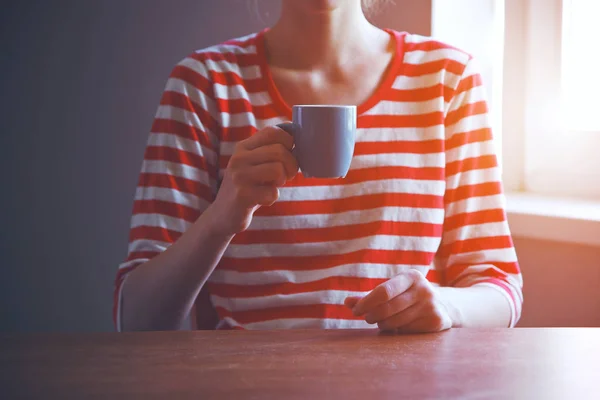 Руки девушки с чашкой кофе — стоковое фото